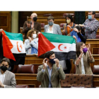 Diputados de Unidas Podemos ondean banderas saharauis durante el pleno en el Congreso, ayer. MARISCAL