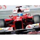 El piloto español de F1 Fernando Alonso conduce su Ferrari durante el Gran Premio de Hungría que se disputó ayer en el circuito Hungaroring.