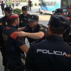 Mossos y Policias se abrazan en Pineda ante la marcha de estos últimos