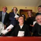 El poeta Juan Carlos Mestre, rodeado de algunos ponentes que le acompañaron. ANA F. BARREDO