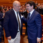 El presidente de la Junta, el popular Alfonso Fernández Mañueco, con el portavoz de Ciudadanos, Francisco Igea,      se felicitan tras el debate de investidura y la votación.