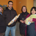 La pareja agraciada y el pequeño Ayman, recogiendo la primera barra de manos de los propietarios.