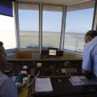 La torre de control del aeropuerto leonés también será polo de aprendizaje para los alaumnos. JESÚS