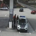 Un vehículo invade una gasolinera para evitar un choque frontal, y casi atropella a dos Guardias Civiles.