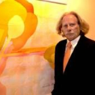 El pintor argentino Ernesto Pedalino posa junto a una de las obras que expone en la galería Lancia