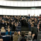 Los eurodiputados aplauden al diputado español Alejandro Cercas, principal opositor de las 65 horas