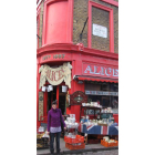 Noelia delante de una de las tiendas del barrio Notting Hill.