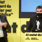 Oriol Junqueras aplaude la intervención del líder de Bildu Arnaldo Otegi. DAVID BORRAT