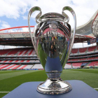 El trofeo, en el Estadio da Luz de Lisboa.