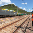 Imagen de archivo de un tren de mercancías a su paso por Villamanín, camino de Asturias. NORBERTO