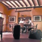 Clientes en una casa de turismo rural en Serinyà esta semana.