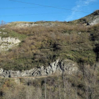 Vista de la montaña en general con la vía de tren y el desprendimiento
