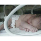 Una niña recién nacida duerme en una de las incubadoras del Hospital del Bierzo