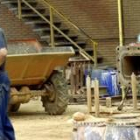 La máquina que provocó el accidente (a la derecha de la foto), ayer tras el siniestro laboral