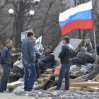 Personas de tendencia prorrusa permanecen junto a un edificio ocupado de Lugansk.