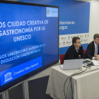 El alcalde de Burgos, en el centro, presentó ayer la iniciativa ante la Unesco.