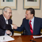 Jesús Encabo en la firma del convenio con el presidente del Consejo Consultivo, Mario Amilivia.