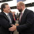 El presidente de la Comisión Europea, Durao Barroso (izquierda), saluda al presidente del Parlamento Europeo, Martin Schulz, este miércoles en Bruselas.