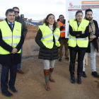 El director general de Carreteras, González Corral, Ester Muñoz y Barrera, en la LE-413. RAMIRO