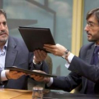 Egiguren y Oyarzábal, en una imagen de archivo, firman el preacuerdo