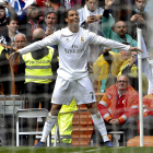 Cristiano Ronaldo celebra su segundo gol ante el Valencia. BALLESTEROS