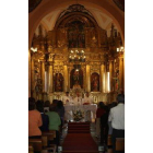 Castrillo de la Valduerna recibió el retablo con una misa.