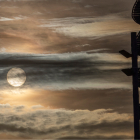 Vista de la
puesta del sol el
jueves junto a la
Torre del Agua
de Zaragoza.
JAVIER BELVER