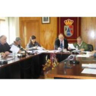 La corporación municipal de Folgoso, durante la sesión plenaria de ayer.