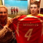 Marlene Tellenbach con su hijo y la camiseta de Suiza.