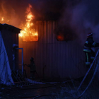 Los bomberos extinguen un incendio tras un ataque con misiles en el centro de Donetsk. SERGEI ILNITSKY