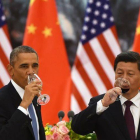 Barack Obama y Xi Jinping beben tras el brindis de la cena de gala de la APEC, este martes en Pekín.