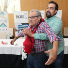 El empresario José Luis Prada, en la demostración de intervención tras un atragantamiento. L. DE LA MATA
