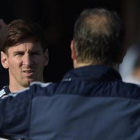 Gerardo Martino conversa con Leo Messi, durante un entrenamiento de la selección argentina el pasado junio.