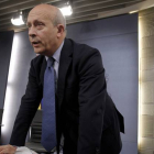 Jose Ignacio Wert, ministro de Educacion, durante la rueda de prensa ofrecida después del Consejo de Ministros, junto a la vicepresidenta, Soraya Sáenz de Santamaría.