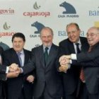 Todos los presidentes de las cajas posan con Rodrigo Rato, en el centro, el día en el que alcanzaron