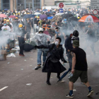 Los manifestantes se enfrentan con la policía durante la protesta. JEROME FAVRE