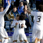 El delantero del Real Madrid Jesé Rodríguez celebra con Marcelo el primer gol de su equipo ante el Getafe.