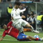 Ilzat Akhmetov del CSKA corta un balón al jugador del Real Madrid Marco Asensio en un lance del partido. SERGEI ILNITSKY