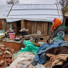 Una mujer, entre los restos de su casa, afectada por uno de los bombardeos rusos. SERGIY KOZLOV