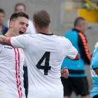 Álex Gallar celebra el segundo gol de la Cultural, felicitado por su compañero Gianni Zuiverloon, mientras el visitante Jimmy no da crédito a la ejecución del tanto por parte del culturalista. SECUNDINO PÉREZ