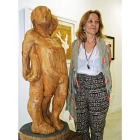 Marga Carnero, junto a una escultura de Amancio. Debajo, obras de Lichtenstein y Valdés. CUEVAS