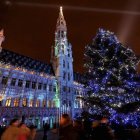 Los mercadillos navideños situados en Bélgica, Alemania y República Checa, como aparecen en estas imágenes, cuentan con numerosos puestos donde el público tiene a su disposición adornos navideños o dulces variados.