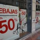 Los comercios se prepararon ayer para el inicio de las rebajas, y lucen ya los nuevos carteles
