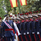 El rey Felipe VI pasa revista durante el acto central del Día de las Fuerzas Armadas, en las inmediaciones de la Plaza de la Lealtad de Madrid.