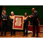 Los representantes de la Agrupación de Protección Civil recibieron ayer la condecoración en un acto en el Auditorio. FERNANDO OTERO
