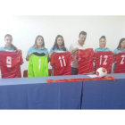 Las nuevas jugadoras del club rojo posan con sus camisetas.