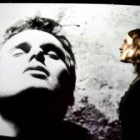 Una mujer observa la cinta «Blow-Job» de Andy Warhol