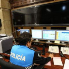 La señal de las cámaras situadas en las calles de la ciudad llega a esta sala de control.