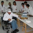 Los miembros de AMA preparando la degustación de chocolate