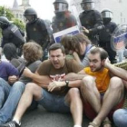 Los -˜indignados-™ intentaron evitar el desalojo ordenado por la Generalitat.